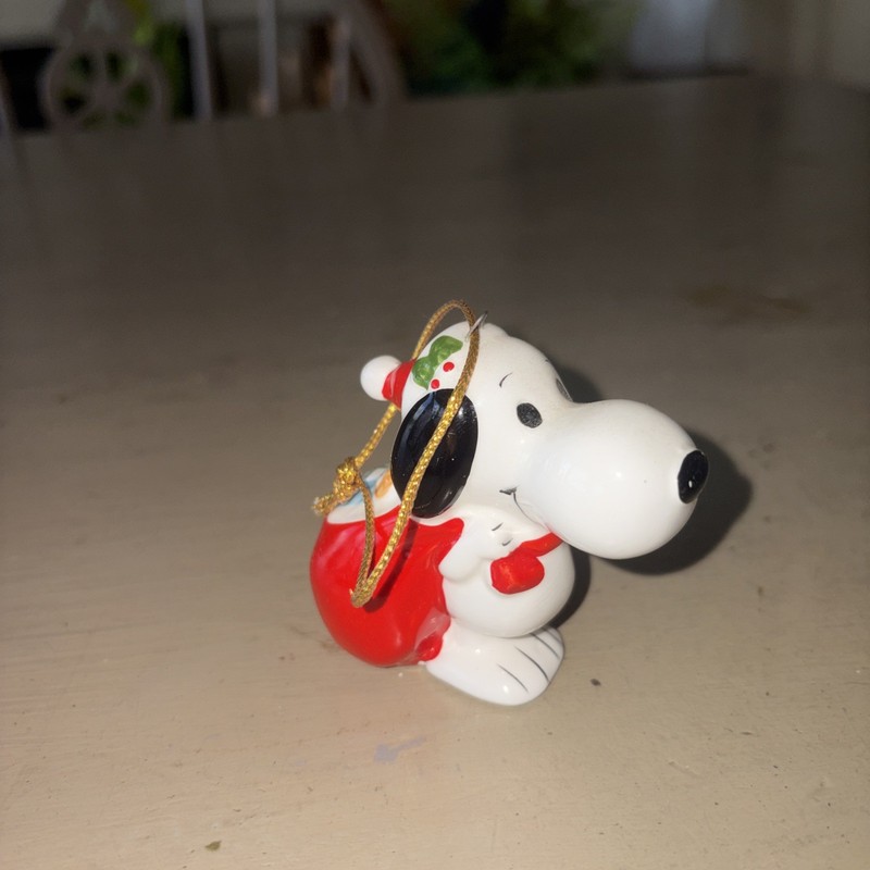 Peanuts SNOOPY w/ TOY SACK - CERAMIC ORNAMENT Series 1966