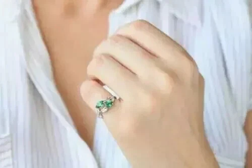 Alianza de boda para mujer de oro blanco de 14K sólido esmeralda verde natural corte pera de 2,90 quilates Foto 3 de 4