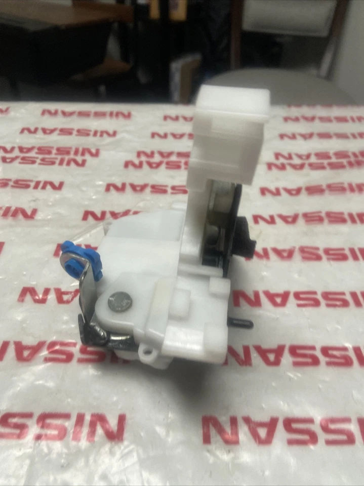 INFINITI Q45 RHR 1997-2001 CERRADURA PUERTA TRASERA DERECHA OEM ver fotos. Foto 4 de 4