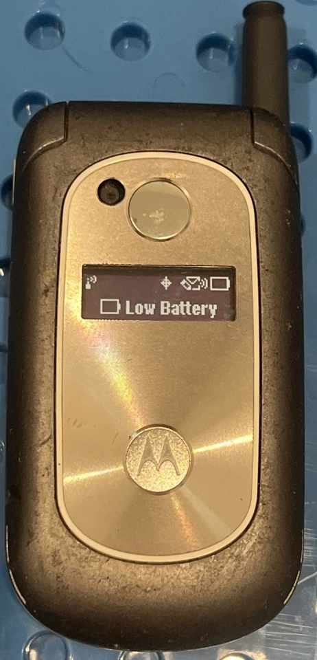 Motorola V323i Silver/Gray Flip Phone (CDMA Version) - Image 2 of 4