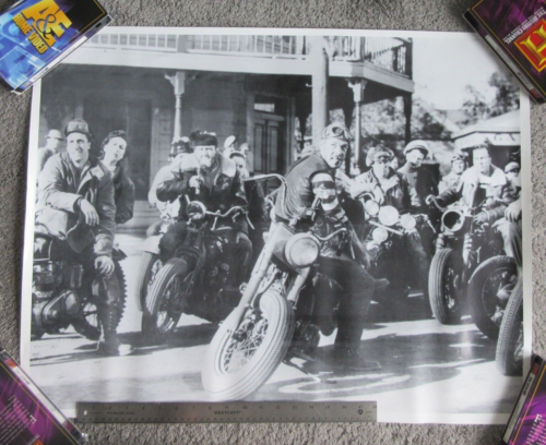 RARO VINTAGE 32x24 B&W THE WILD ONE MOVIE BRANDO MOTO GANG MC POSTER HARLEY - Foto 1 di 1