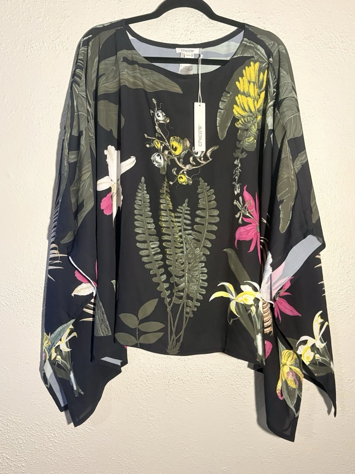 Chico’s Black Floral Graphic Print Poncho Size L/XL Resort Travel Whimsical NWT
Opens in a new windo