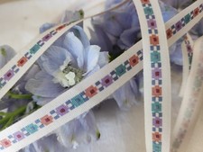 Galon vintage fleur stylisé violet vert bleu marron 3 métres sur 1,1 cm B9