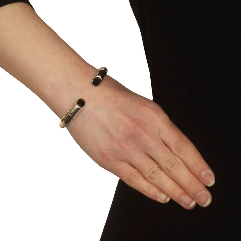 Brazalete John Hardy Bambú Ónix Bisagras Patada 6 1/2" Plata de Ley 925 Ovalado Foto 2 de 4