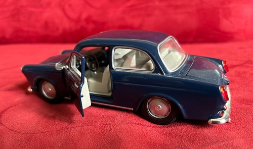 Volkswagen 1600 Maisto 1:24 Scale Die-Cast Teal Blue - Picture 8 of 13