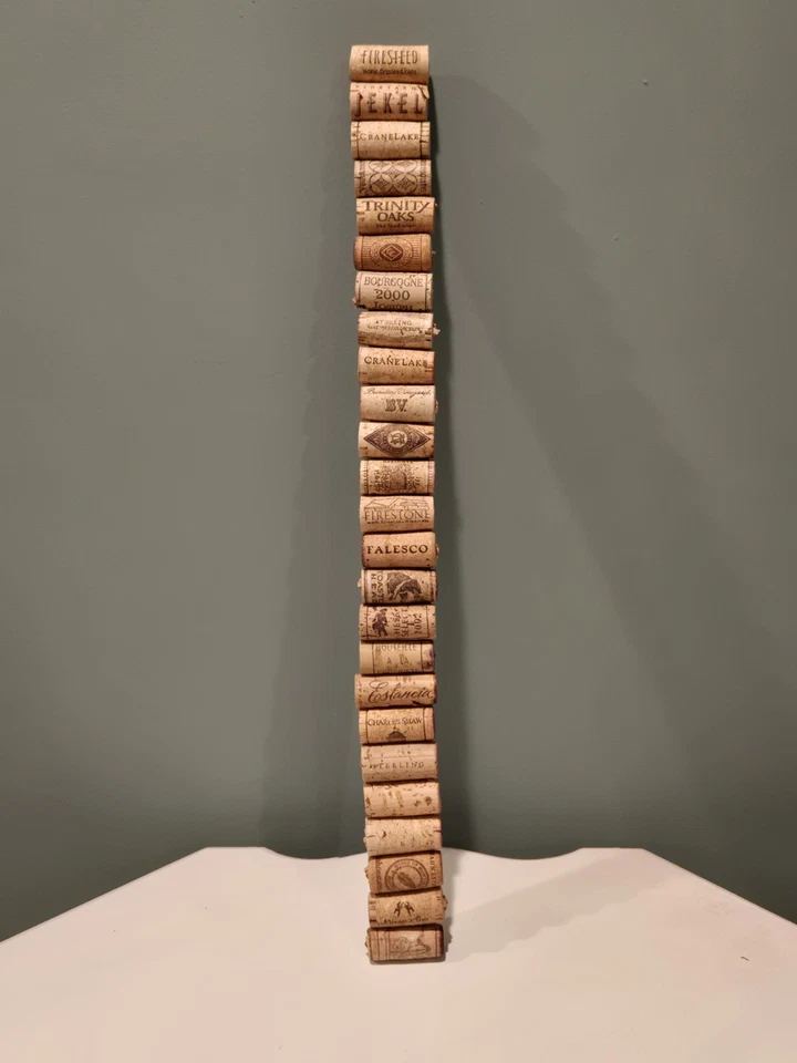 Quadro de boletins de cortiça de vinho feito à mão. Ótimo para exibir cartões, arte infantil etc. - Imagem 2 de 3