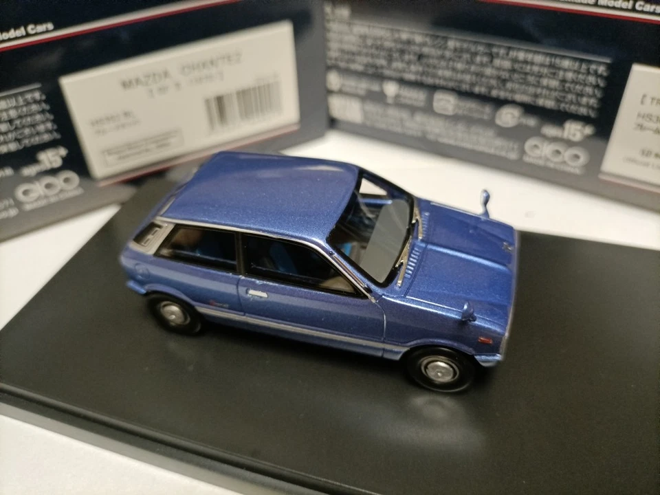 Hi story 1:43 Mazda Chantez GF II 1973 modelo sedán azul de dos puertas Foto 4 de 4