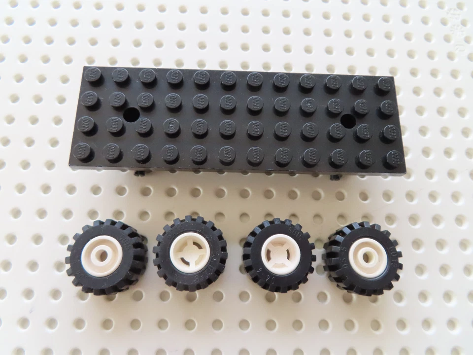 Lego 1 x Fahrgestell schwarz 30278c01 4x12x1 2/3 + 4 Reifen 6014ac01 Felge weiß - Bild 1 von 1