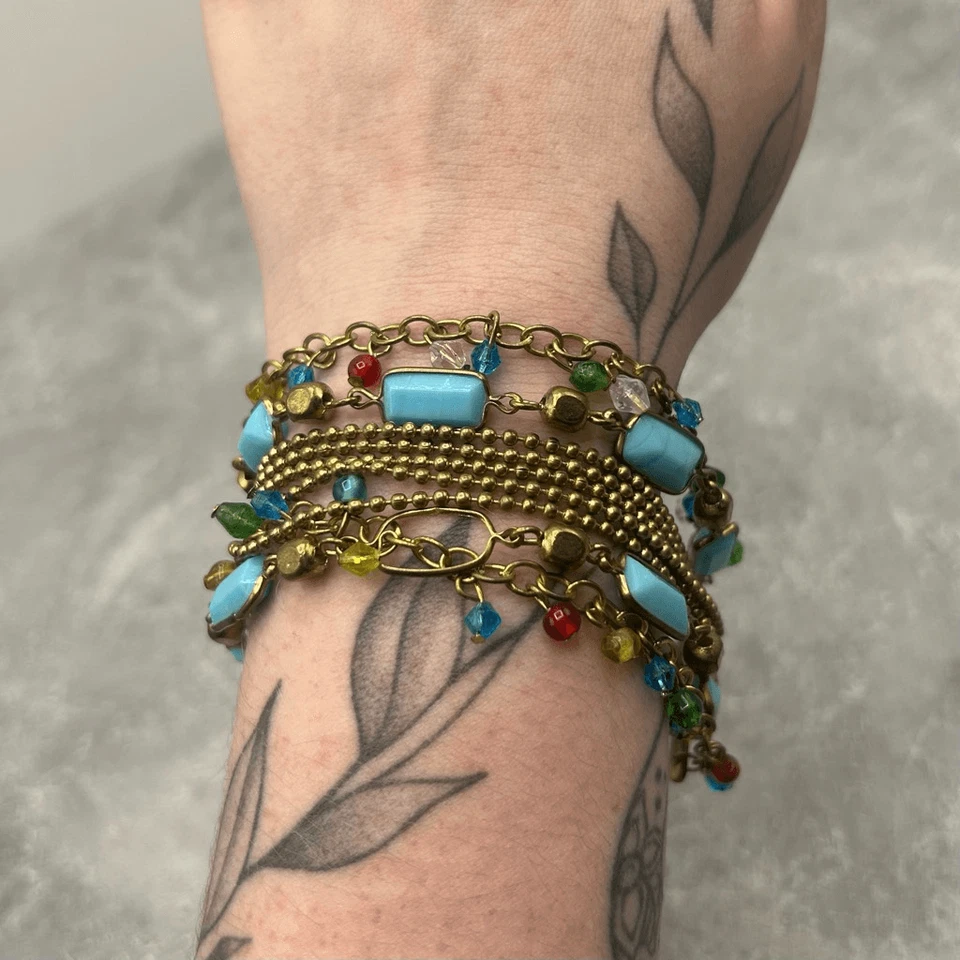 Brazalete de cadena vintage de latón tono dorado con cuentas azules Foto 4 de 4