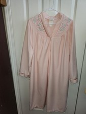 Vintage Sears Cachet embroidery floral and ribbon snap housecoat/robe pink sz.m