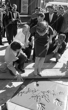 8b03-058 Debbie Reynolds puts hands feet in cement Chinese Theatre 8b03-058 8b03