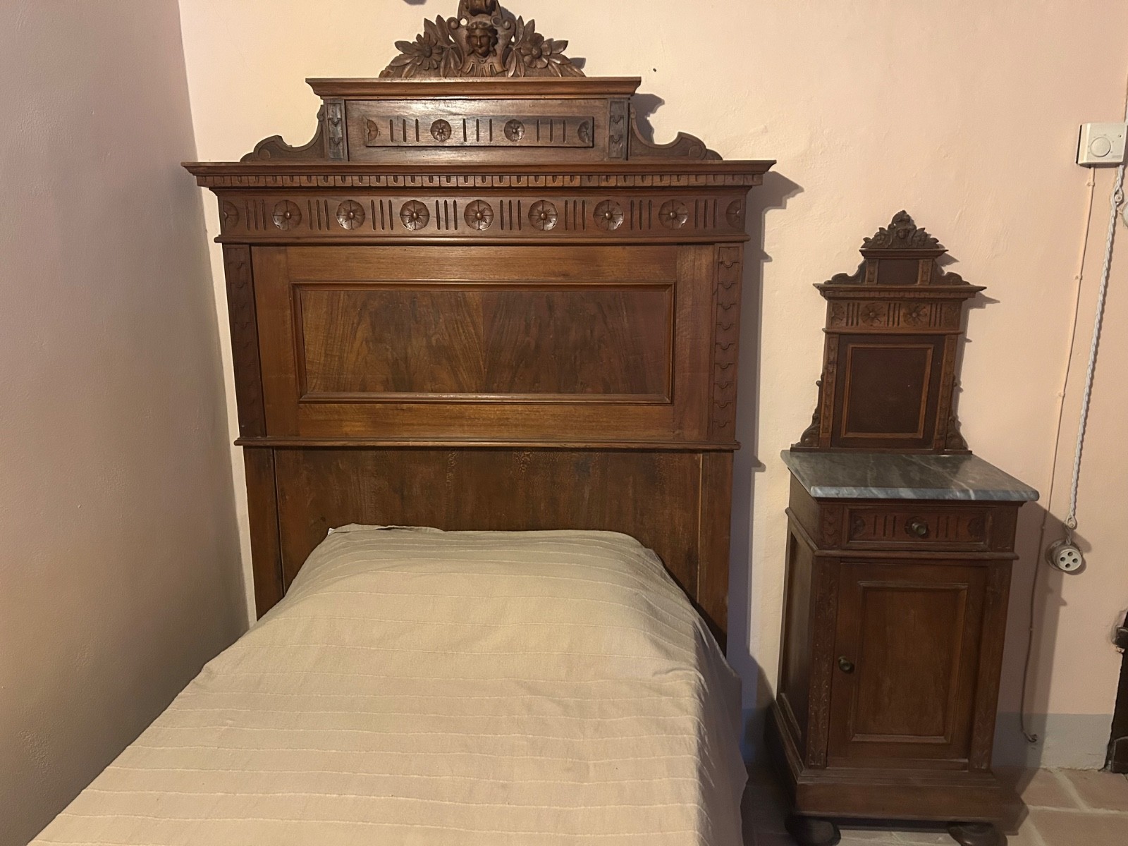 letto antico in legno con comodino