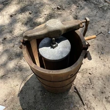 VINTAGE 4 QUART WHITE MOUNTAIN HAND CRANK ICE CREAM FREEZER MAKER WOODEN BUCKET