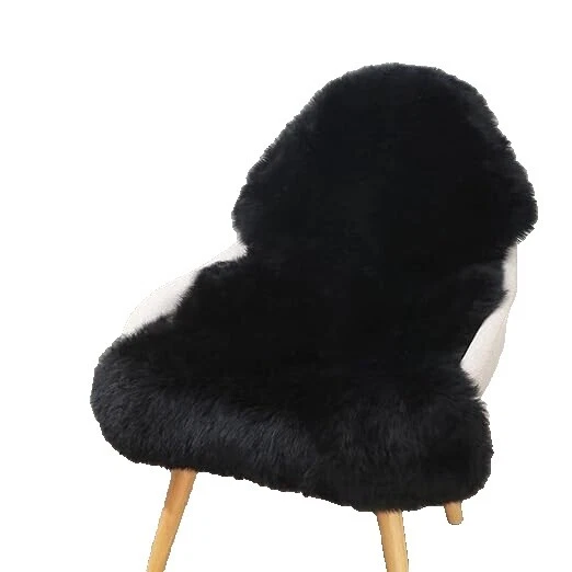 Dormitorio de Piel Cuero negro, alfombras de piel de oveja y piel