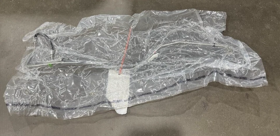 CADILLAC ESCALADE 1999-2007 TRANSMISIÓN ENFRIADOR DE ACEITE TUBO DE SALIDA P/N 15773661 OEM Foto 2 de 4