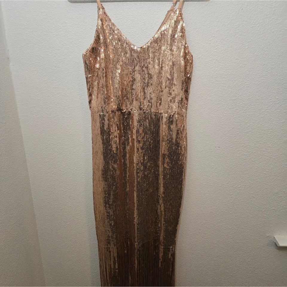 Vestido midi mediano con flecos de lentejuelas doradas Lulus Foto 2 de 4