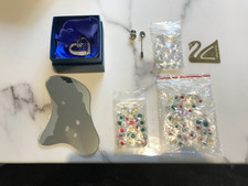 Lotto lavoro cristallo Swarovski supporto specchio fiori cuori spille ecc