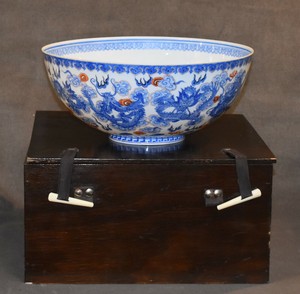 Chinese Qing Dynasty Tongzhi Imperial 5-Claw Dragon Porcelain Bowl in Wooden Box