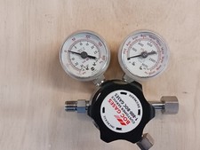 Oxygen regulator with gauges medical