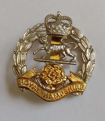 Royal Hampshire Regiment Mützenabzeichen QC EIIR Bi-Metall Schieber 50 mm Hersteller Munition UK