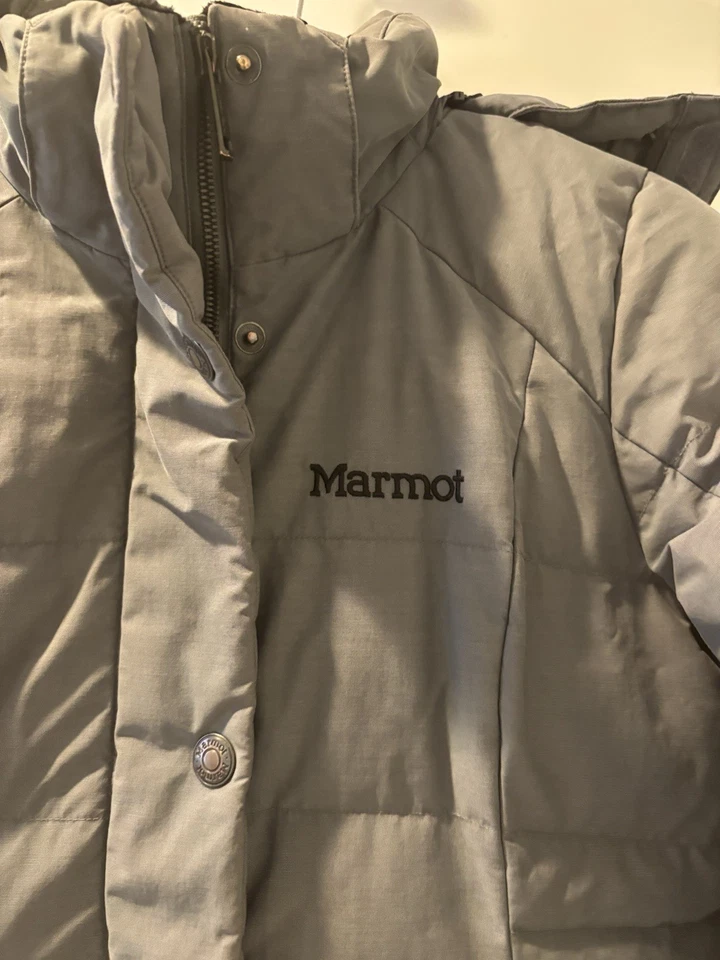 Chaqueta acolchada parka gris relleno Marmot 700 ribete de piel con capucha para mujer pequeña” Foto 2 de 4