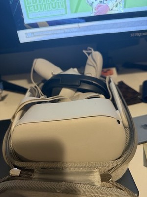Oculus Quest 2 White Standalone VR Headset with Carrying Case