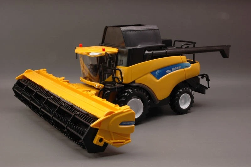 Mietitrebbia New Holland CR9090 Combine 1:32 Die-Cast Model NEW RAY - Immagine 2 di 2