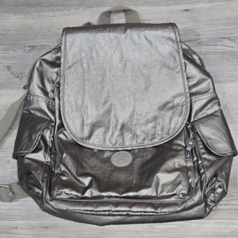 Mochila Kipling Metálica de Nailon Recubierta de Taupe ¡Nunca Llevada! Foto 2 de 4