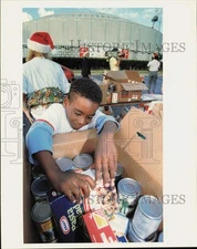 1990 Press Photo Trey Hicks Loads Boxes at Channel 13 Food Drive in Houston