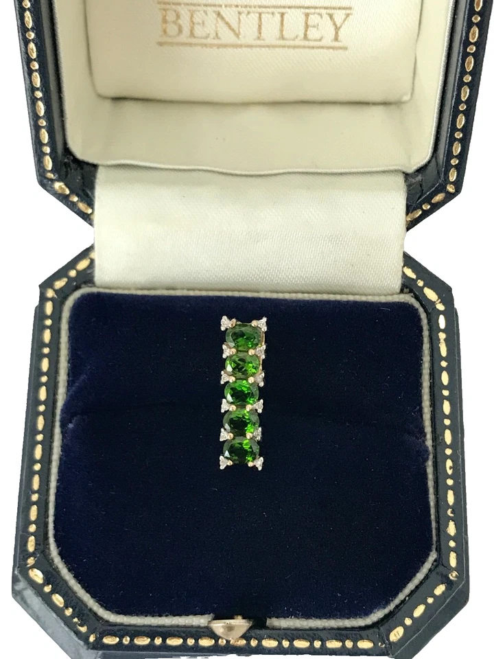 Colgante de diamantes de oro de 9 quilates con diopsido verde y diamantes Foto 4 de 4