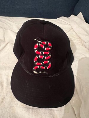 CAPELLO NERO CON IL SERPENTE GUCCI