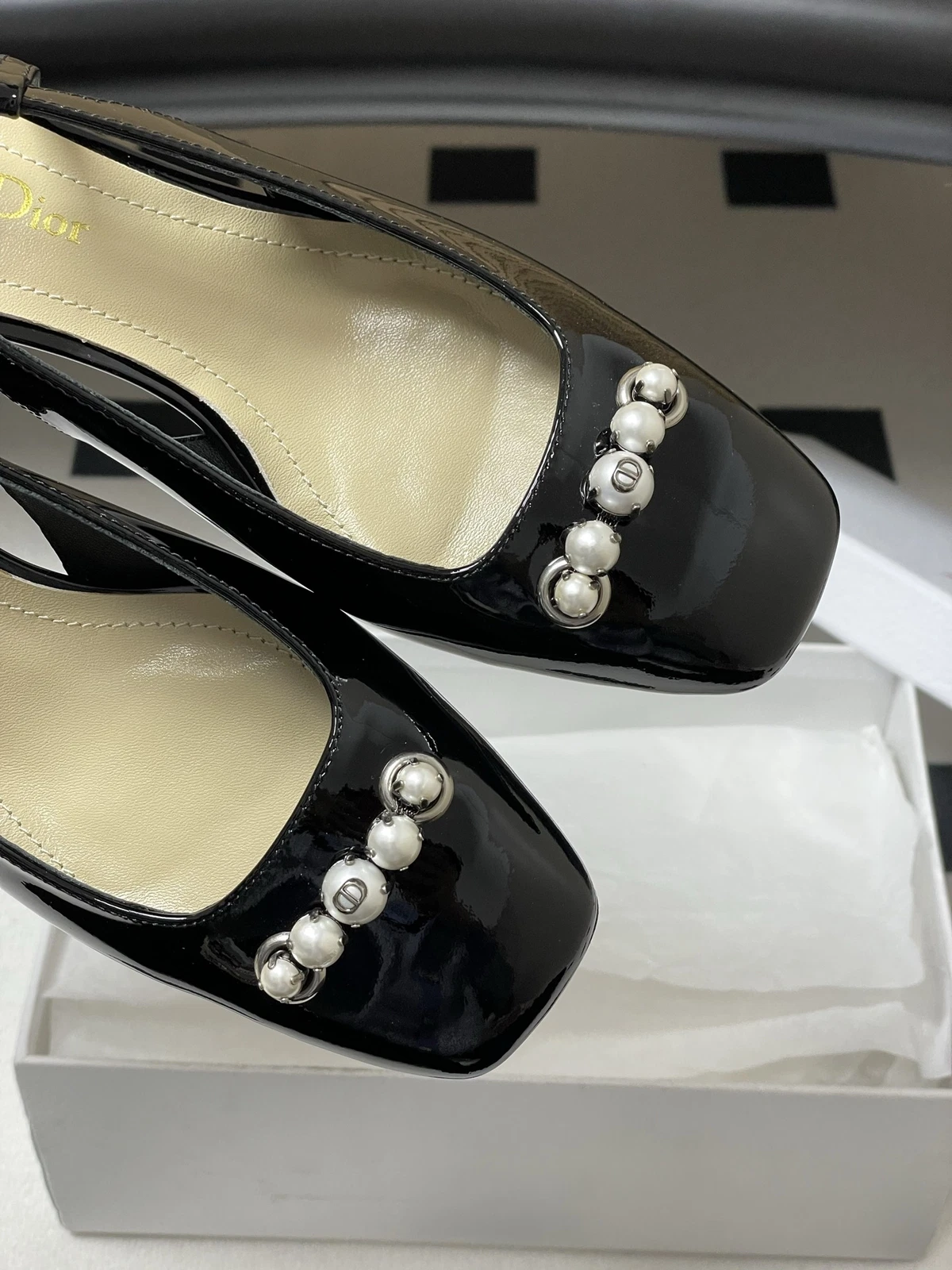 Talons Dior Slingback avec gros boutons nacrés et sandales dos vide noir
