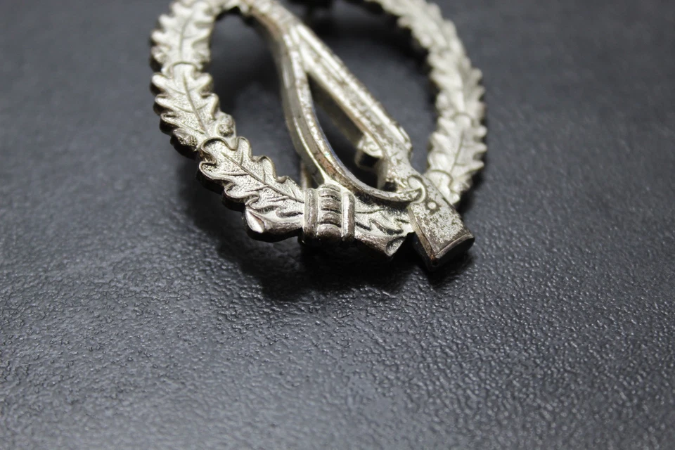 Infanterie Sturmabzeichen Silber in der 1957iger Form, S&Lück ganz früh!! (333.) - Bild 2 von 4