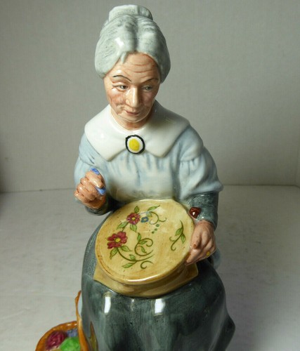 Royal Doulton Figur Stickerei HN 2855 1979 neuwertig - Bild 9 von 10
