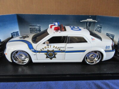 1:18 Jada Dub City California Highway Patrol 2005 Chrysler 300C
