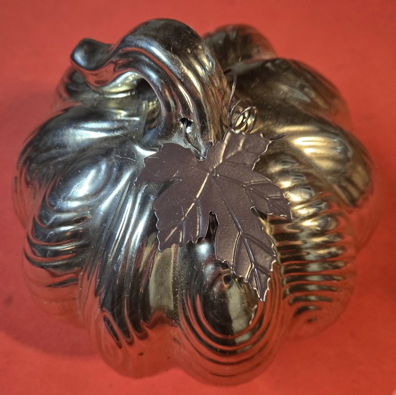 🌟 Pumpkin Gold Tone Etched Ceramic Porcelain Gold Tone Metal Leaves Med Size