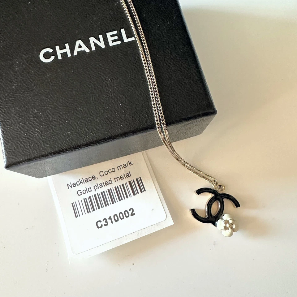 Auténtico Collar Chanel Esmalte CC Camelia en Oro Raro Foto 4 de 4