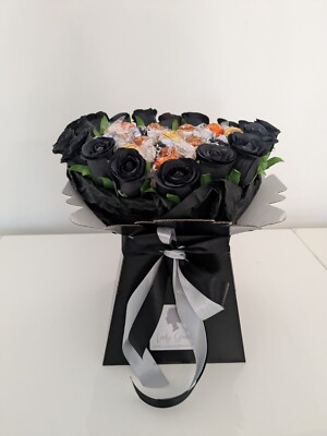 Schokoladenstrauß Herz schwarz gemischt Lindt Seidenblumen - Geschenkkorb 