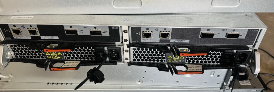 Estante de arreglo de discos NetApp DS2246 2x controladores IOM6 NAJ-1501, 2x fuente de alimentación Foto 3 de 3