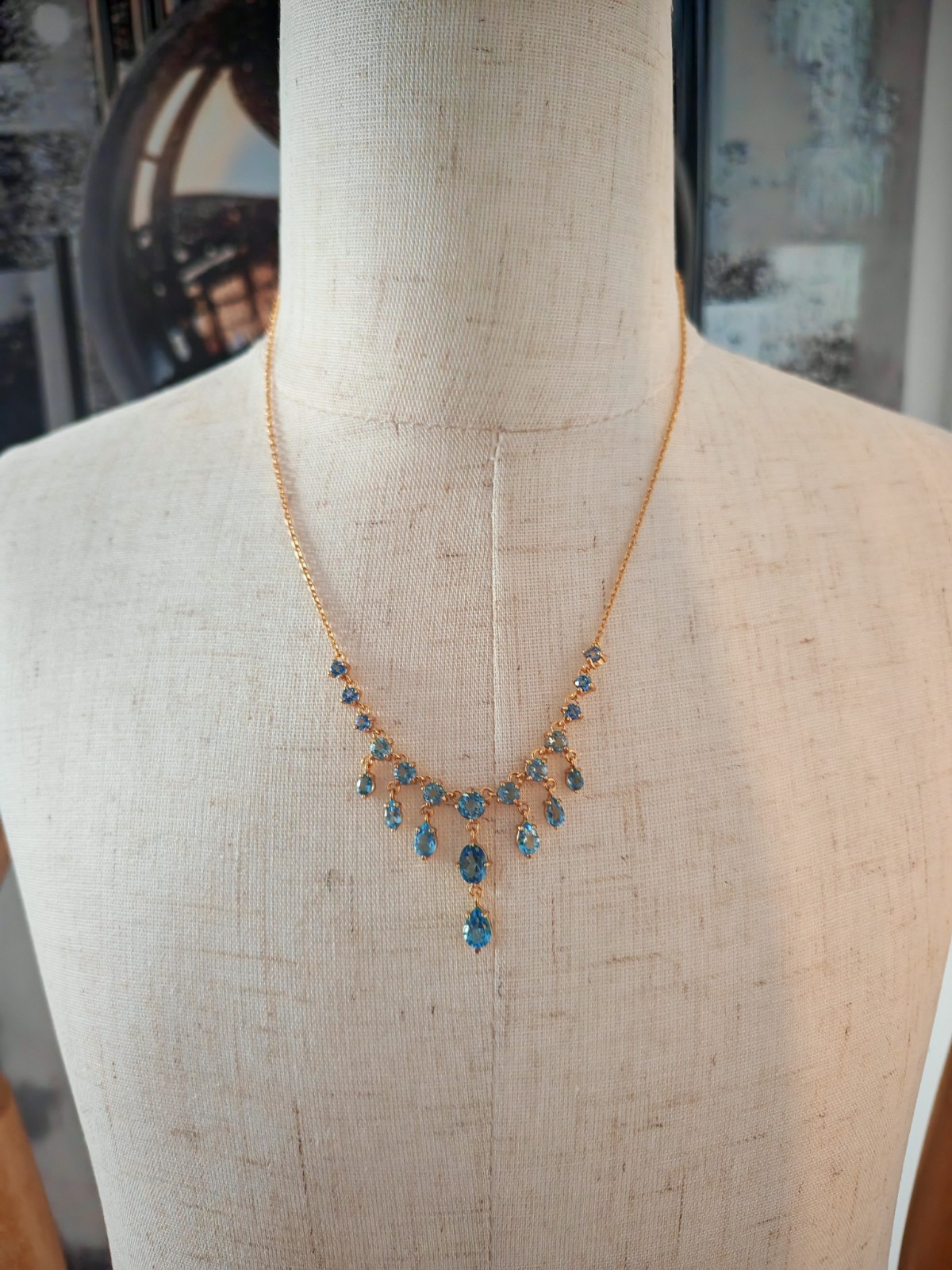 Collier en argent avec topaze pour sublimer votre tenue de soirée élégante