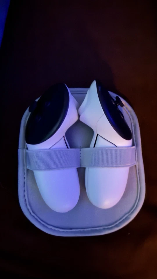 Oculus Meta Quest 3S VR Headset 128GB With Controllers and carrying case - Image 3 of 4