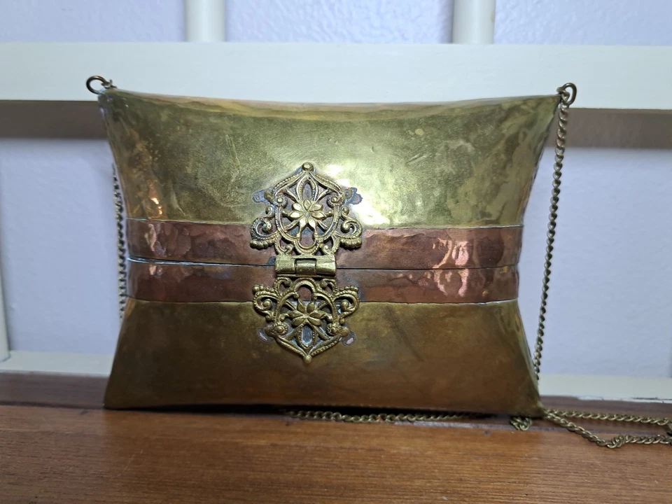 Cartera de almohada vintage años 20-30 latón y cobre Art Deco metal forro de terciopelo rojo Foto 2 de 4