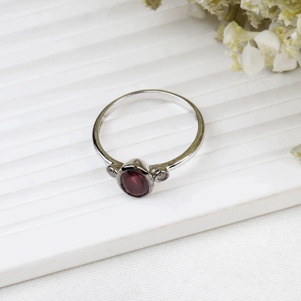 Elegante anillo de tres piedras de moissanita blanca y rubí simulado en platino macizo 950 Foto 4 de 4