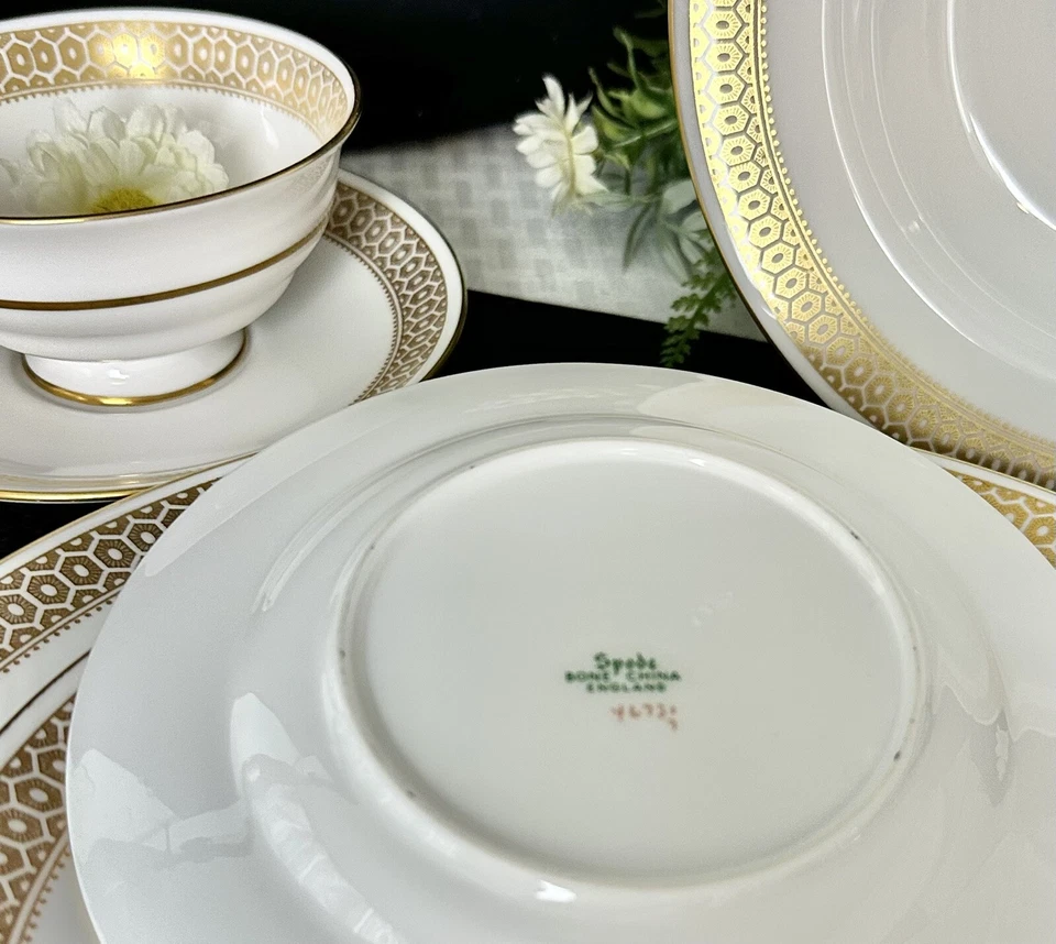 Spode HoneyComb Gold Rimmed Dinner Set - Plates, Bowl, Tea Cup- 6 Piece Set - Image 4 of 4