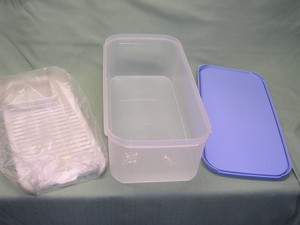 Tupperware Large Rectangular Celery or Produce Keeper with Tray & Lid.  NEW
