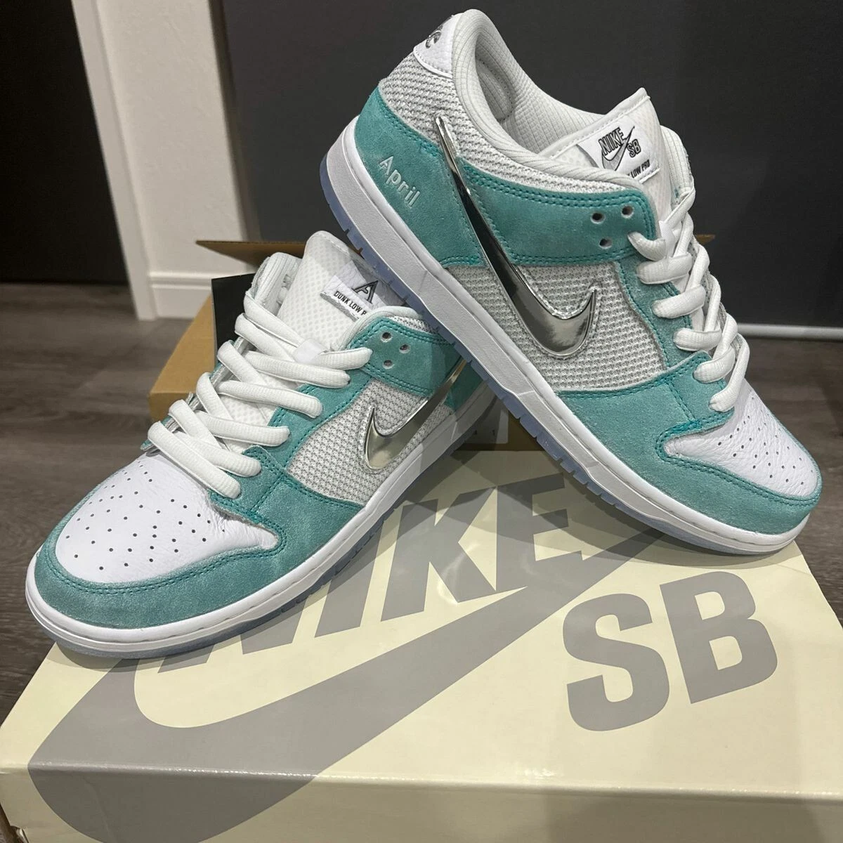 SZ 9.5 FD2562-400 APRIL SKATEBOARDS Nike SB Dunk Low Pro QS