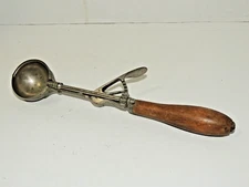 Vintage Gilchrist No. 31 Wood Handle Ice Cream Scoop Size 24