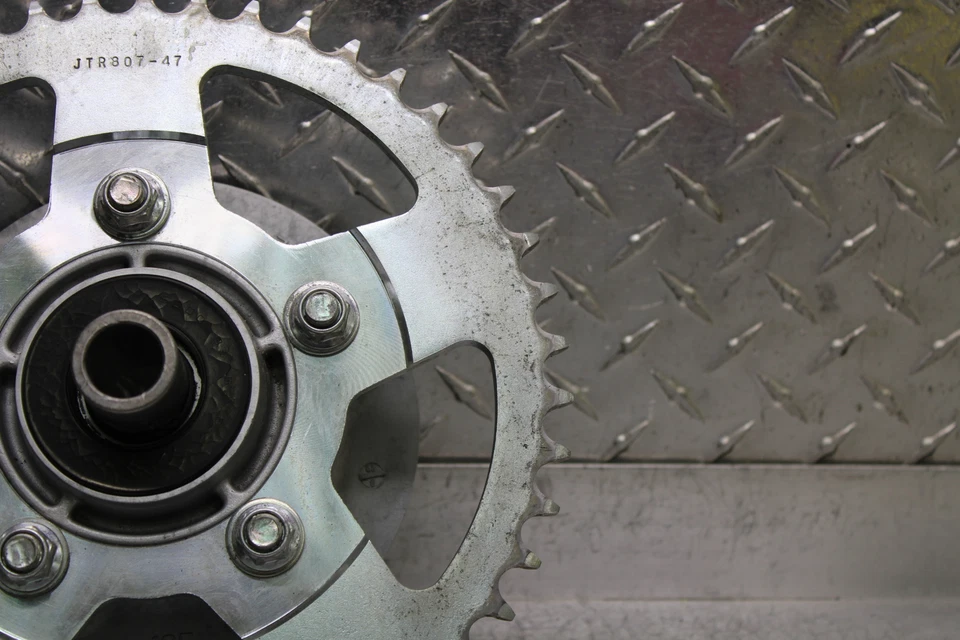 Piñón trasero Suzuki SV650S 2007 64611-19F00 47T Foto 4 de 4