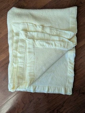 JE MORGAN? Cozy Baby Blanket Thermal Waffle Weave Nylon Satin Trim Yellow 45x38”