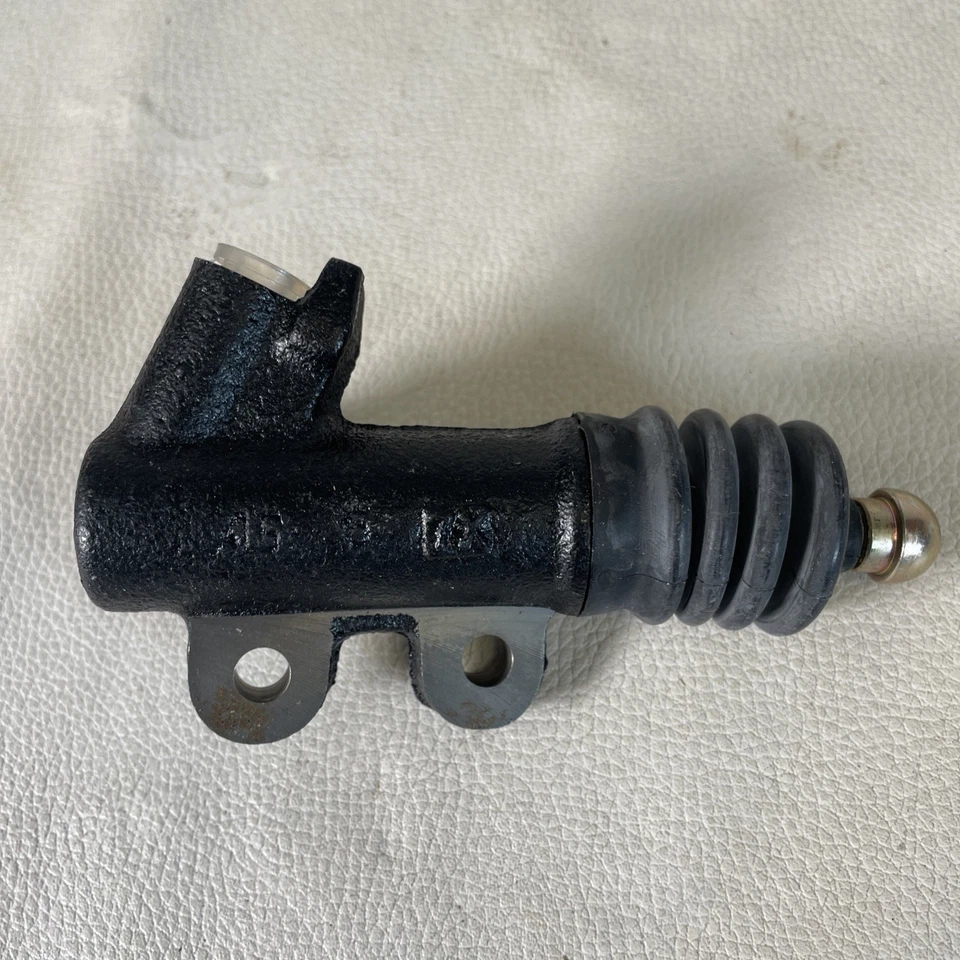 Cilindro de ahorro de embrague Tomico hecho en Japón Nissan/Datsun -finales de los 70-principios de los 80 (?) Foto 3 de 4